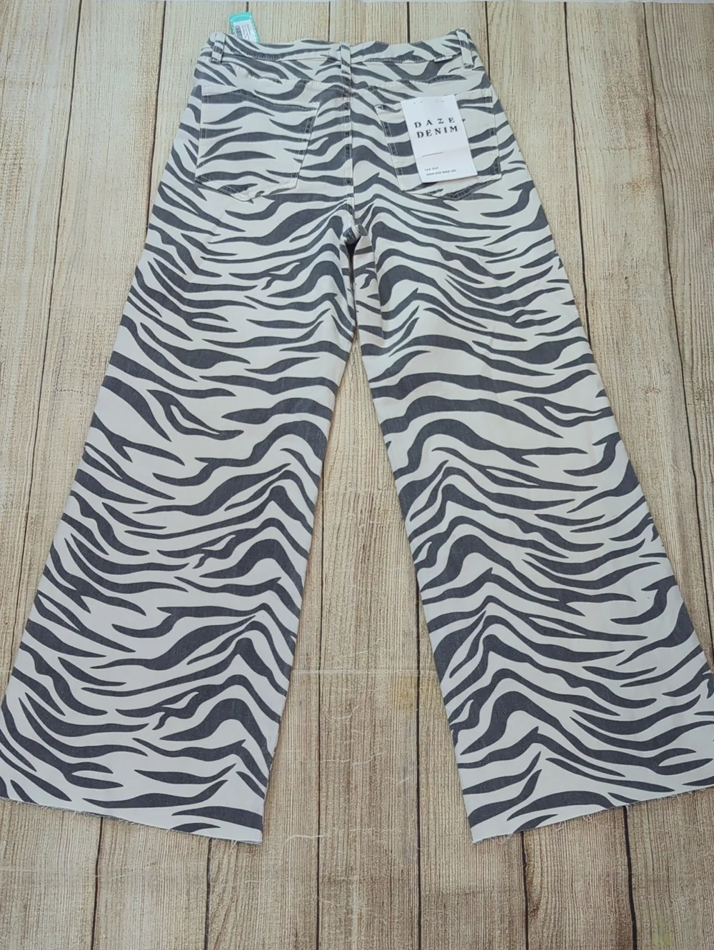 DAZE Zebra Print Wide Leg Raw Hem Jeans Size 30  new